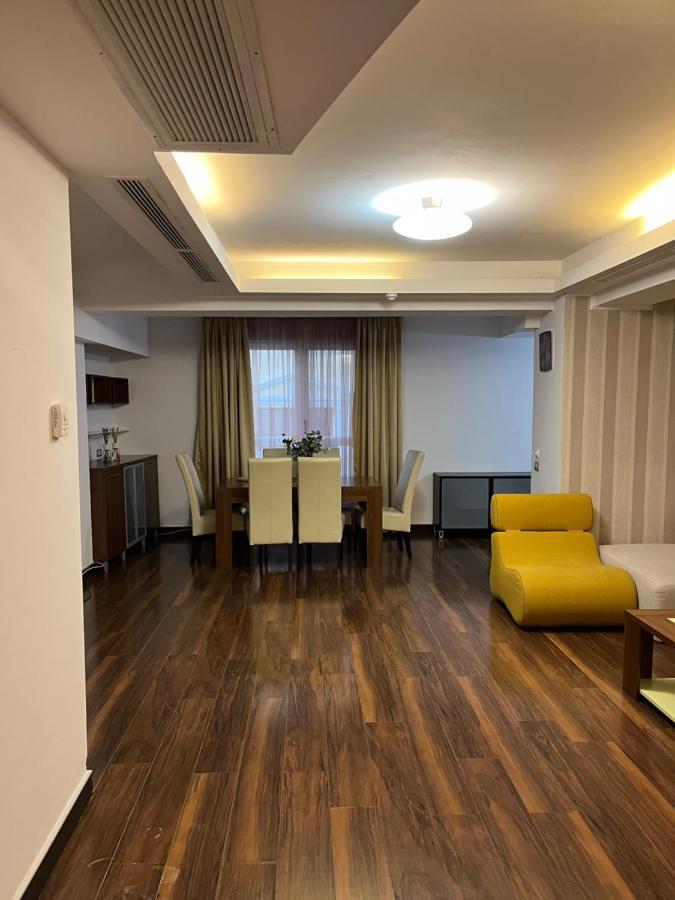 Large 2 Bedroom Apartment Soseaua Nordului Bucarest Esterno foto